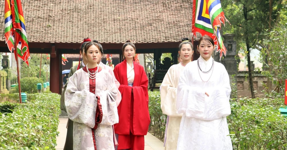 Du khách trong trang phục truyền thống Việt Nam